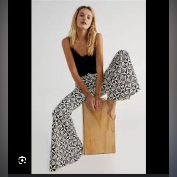 Free People Denim - Like NEW FREE PEOPLE Float On Flare Jeans Black White Print US 25 (UK 4)